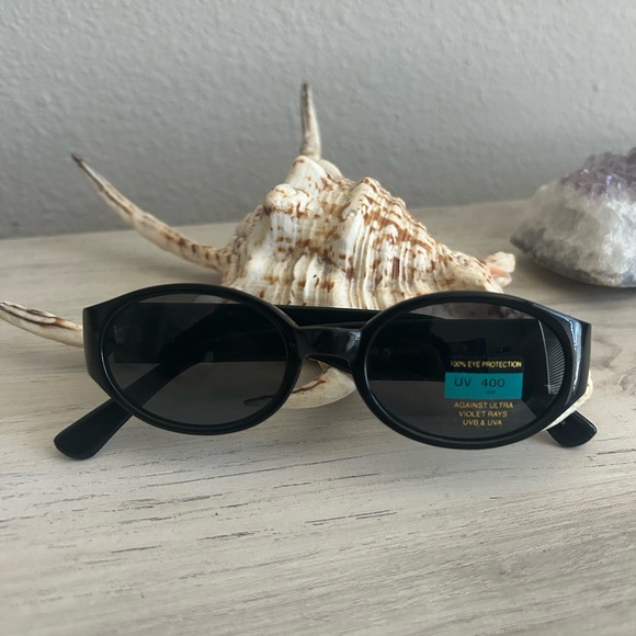 Urban Outfitters Vintage Minks Black Oval Sunglasses - Picture 5 of 8